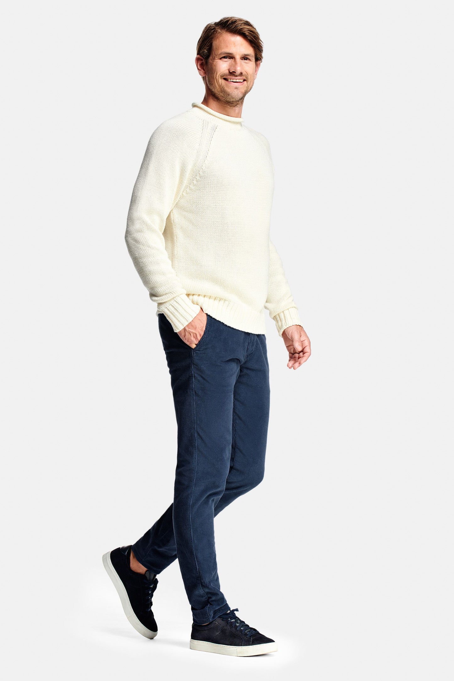NOBEL Donkerblauwe Corduroy Broek voor Mannen met ribbelstructuur, elastische tailleband, rits- en knoopsluiting, en functionele achterzakken met magneetsluiting.