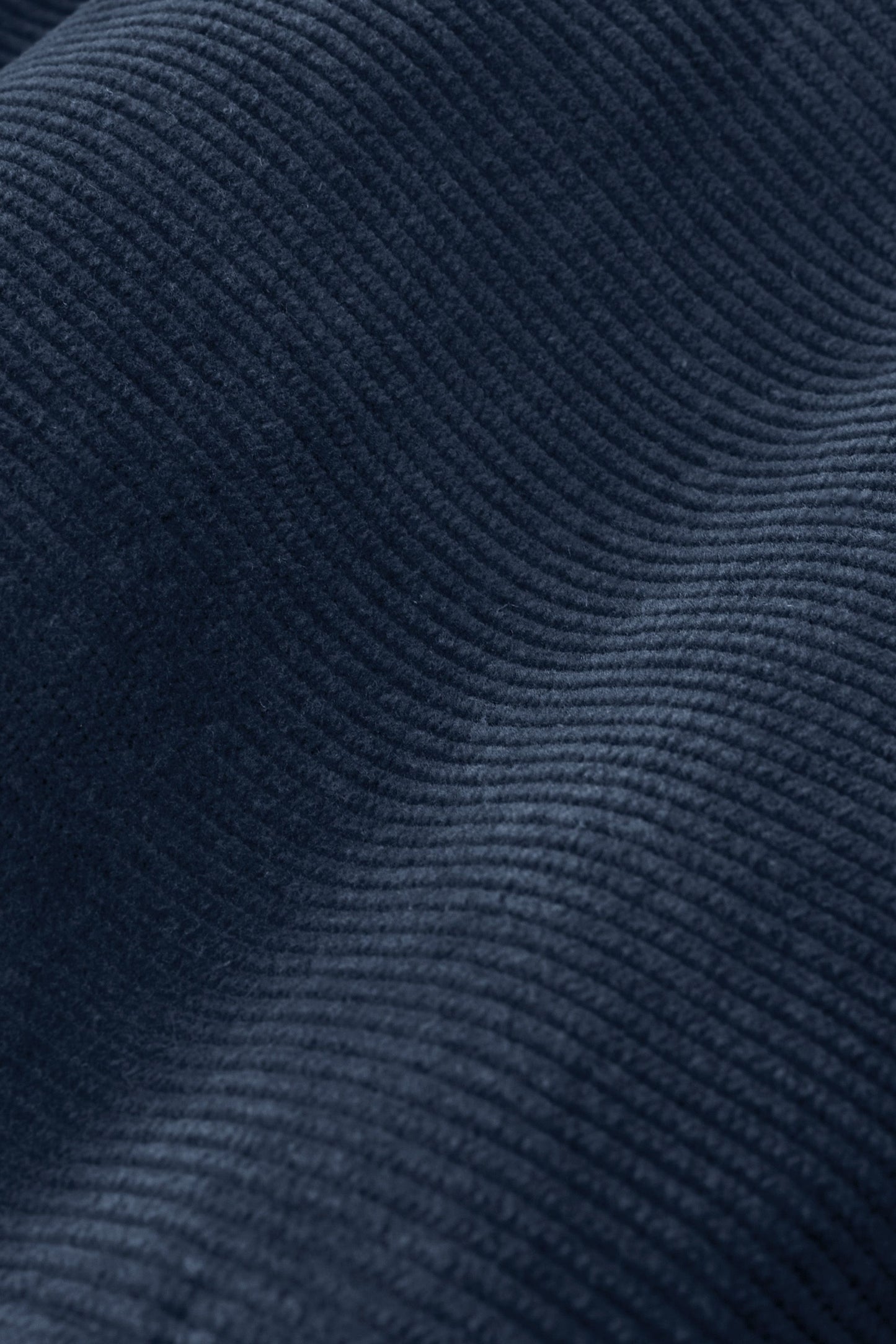 NOBEL Donkerblauwe Corduroy Broek voor Mannen met ribbelstructuur, elastische tailleband, rits- en knoopsluiting, en functionele achterzakken met magneetsluiting.