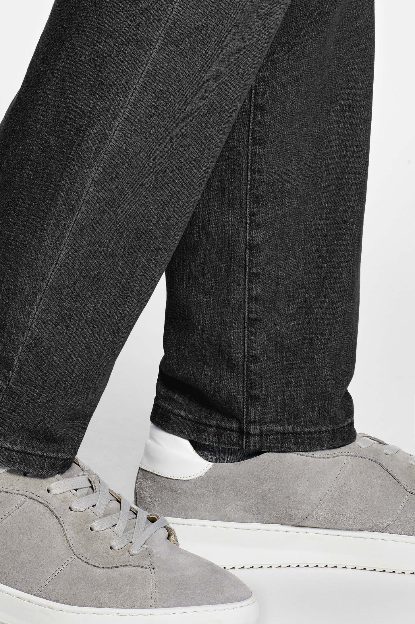 Nobel Donkergrijze Moderne Denim Slim Fit Jeans voor mannen, met een slanke pasvorm en duurzame materialen, perfect voor elke gelegenheid.