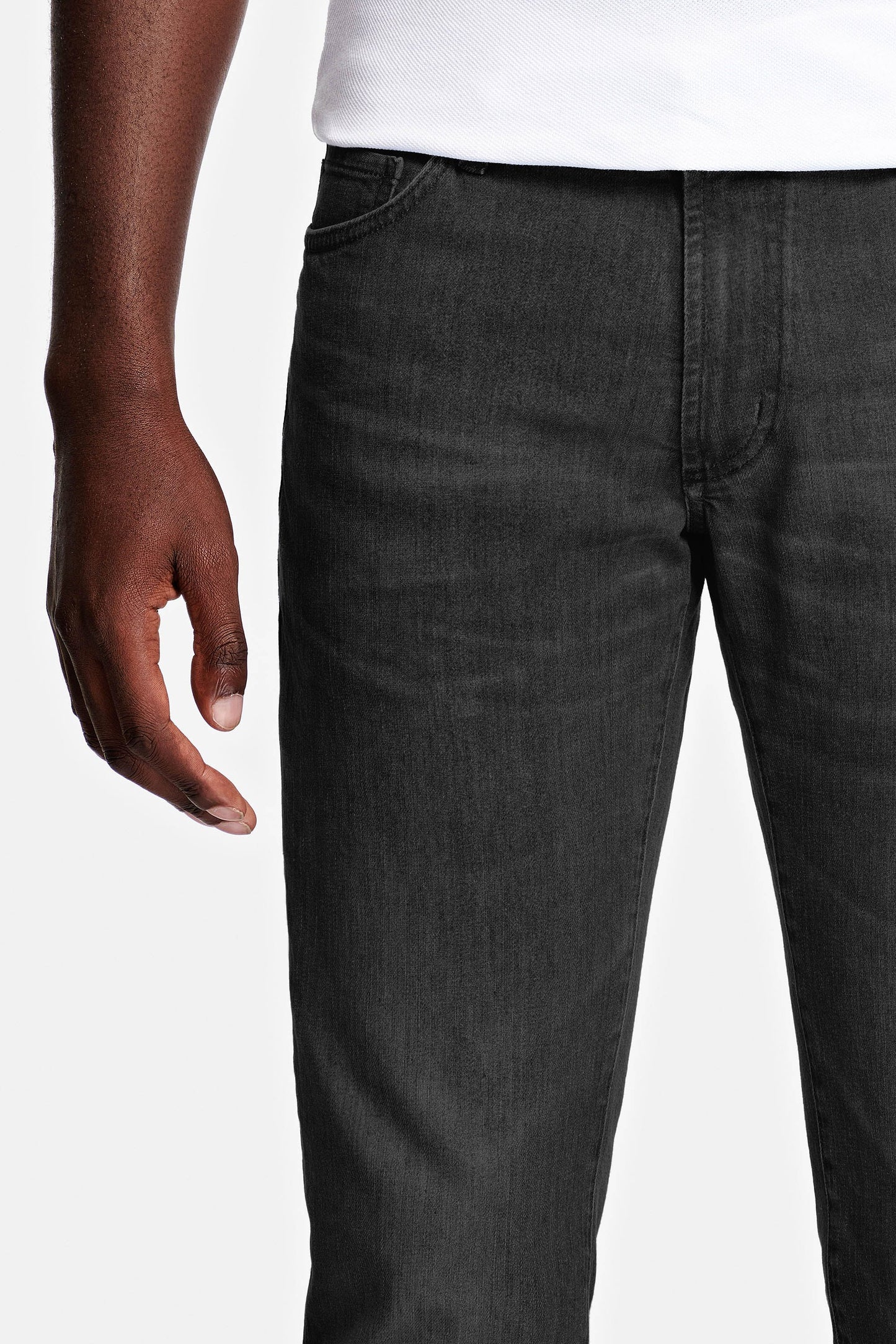 Nobel Donkergrijze Moderne Denim Slim Fit Jeans voor mannen, met een slanke pasvorm en duurzame materialen, perfect voor elke gelegenheid.