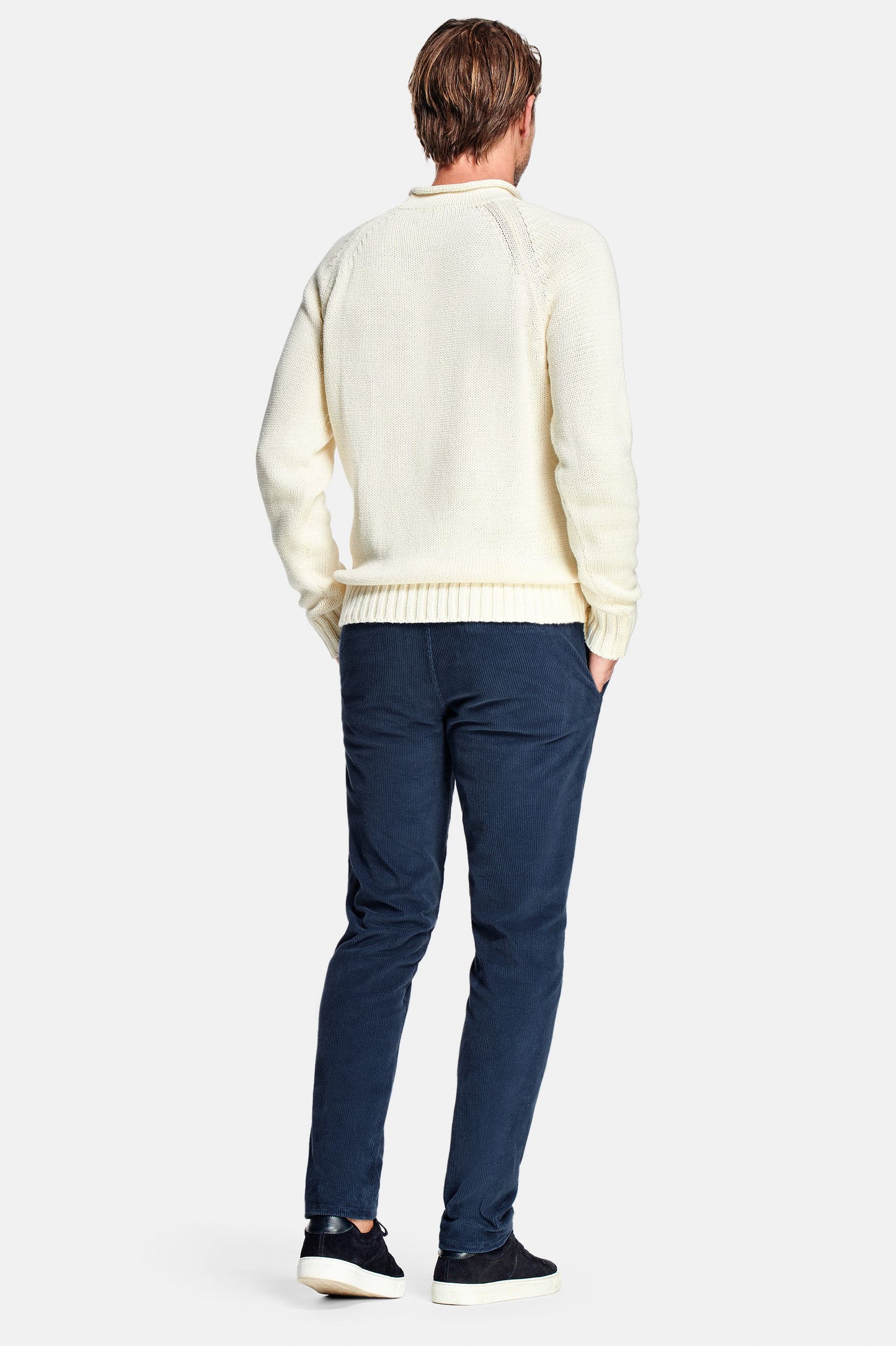 NOBEL Donkerblauwe Corduroy Broek voor Mannen met ribbelstructuur, elastische tailleband, rits- en knoopsluiting, en functionele achterzakken met magneetsluiting.