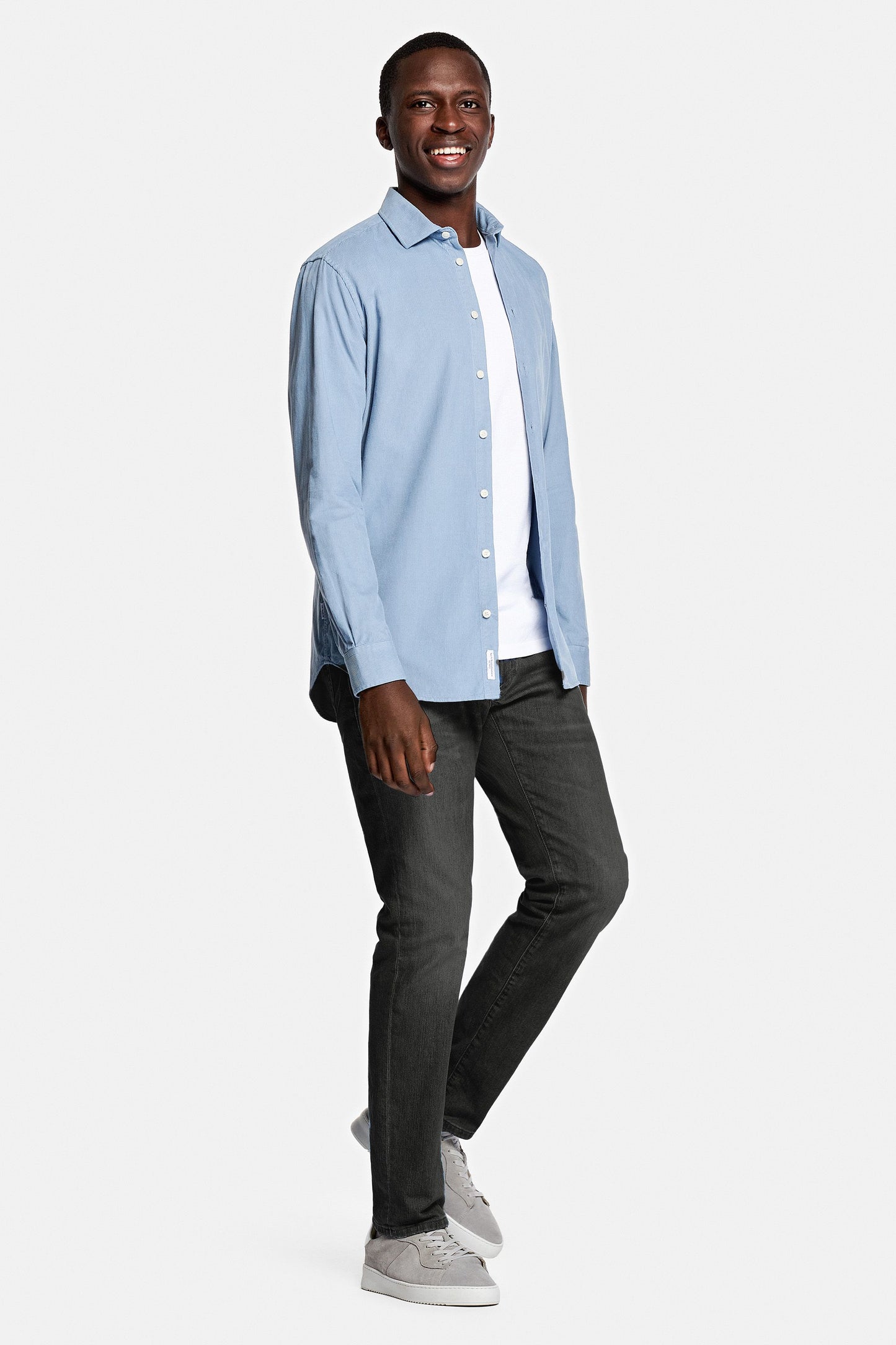 Nobel Donkergrijze Moderne Denim Slim Fit Jeans voor mannen, met een slanke pasvorm en duurzame materialen, perfect voor elke gelegenheid.