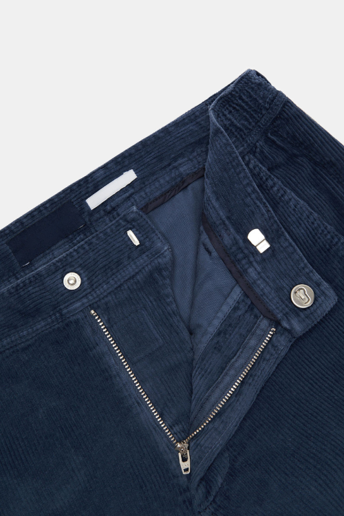 NOBEL Donkerblauwe Corduroy Broek voor Mannen met ribbelstructuur, elastische tailleband, rits- en knoopsluiting, en functionele achterzakken met magneetsluiting.