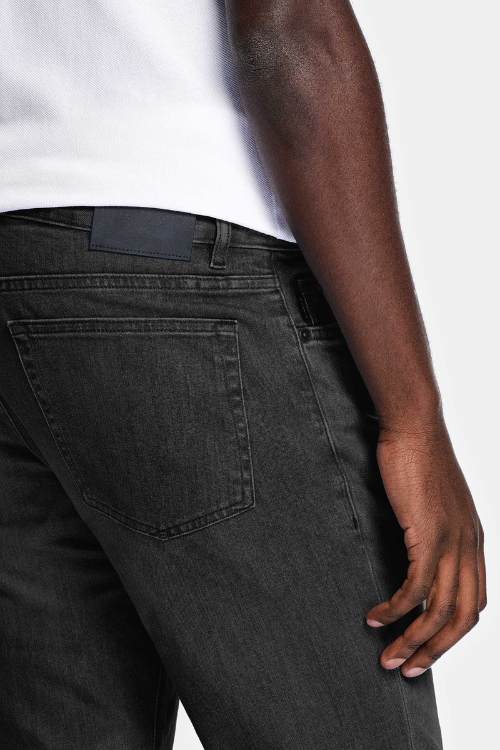 Nobel Donkergrijze Moderne Denim Slim Fit Jeans voor mannen, met een slanke pasvorm en duurzame materialen, perfect voor elke gelegenheid.