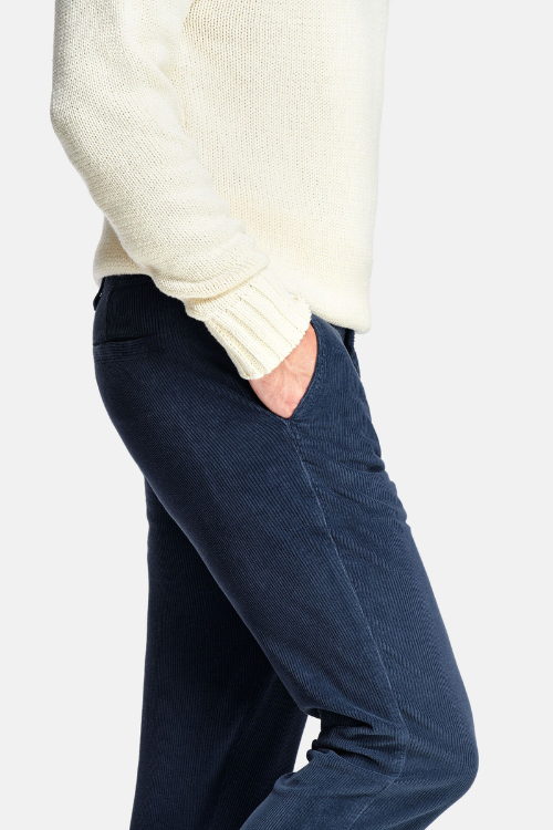NOBEL Donkerblauwe Corduroy Broek voor Mannen met ribbelstructuur, elastische tailleband, rits- en knoopsluiting, en functionele achterzakken met magneetsluiting.