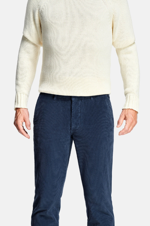 NOBEL Donkerblauwe Corduroy Broek voor Mannen met ribbelstructuur, elastische tailleband, rits- en knoopsluiting, en functionele achterzakken met magneetsluiting.