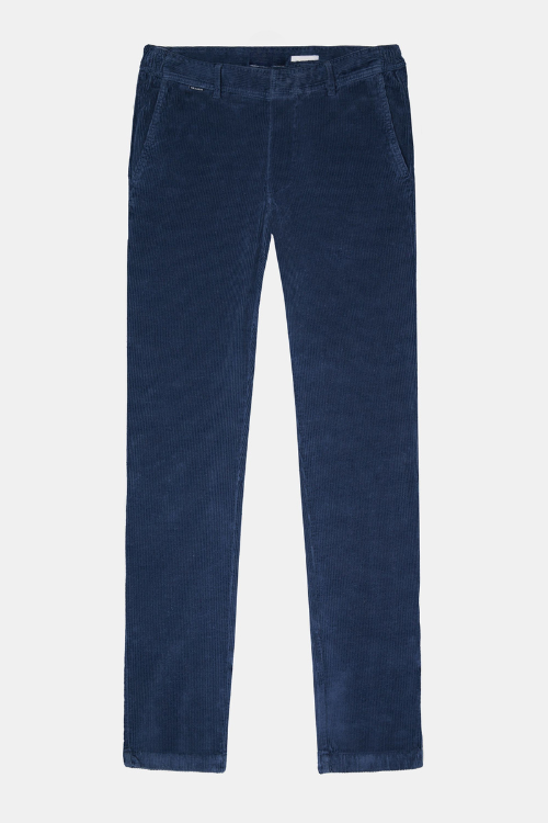 NOBEL Donkerblauwe Corduroy Broek voor Mannen met ribbelstructuur, elastische tailleband, rits- en knoopsluiting, en functionele achterzakken met magneetsluiting.