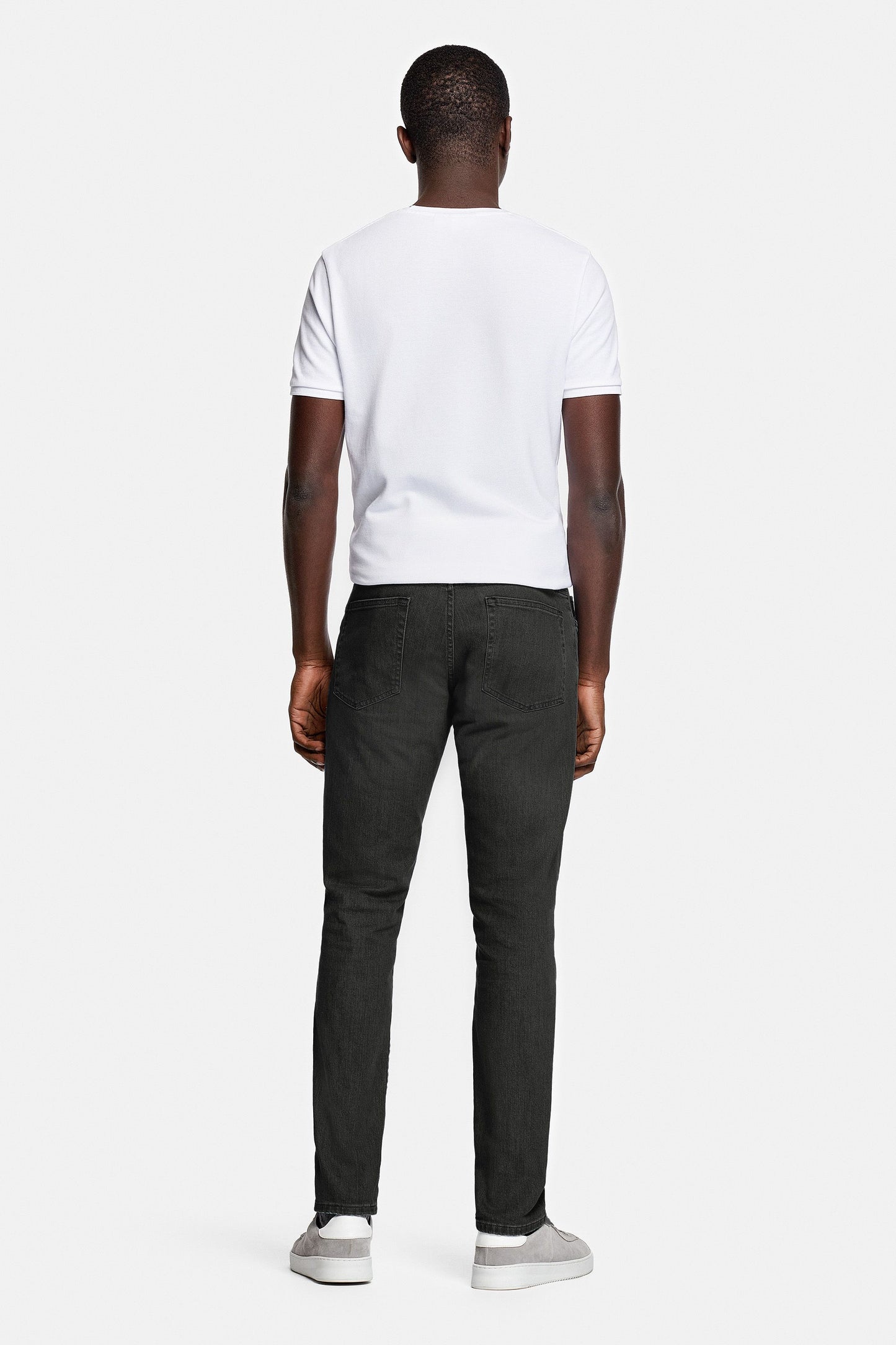Nobel Donkergrijze Moderne Denim Slim Fit Jeans voor mannen, met een slanke pasvorm en duurzame materialen, perfect voor elke gelegenheid.