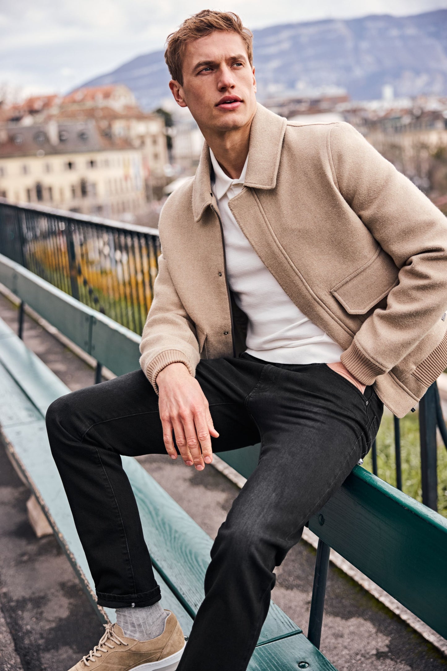 Nobel Donkergrijze Moderne Denim Slim Fit Jeans voor mannen, met een slanke pasvorm en duurzame materialen, perfect voor elke gelegenheid.