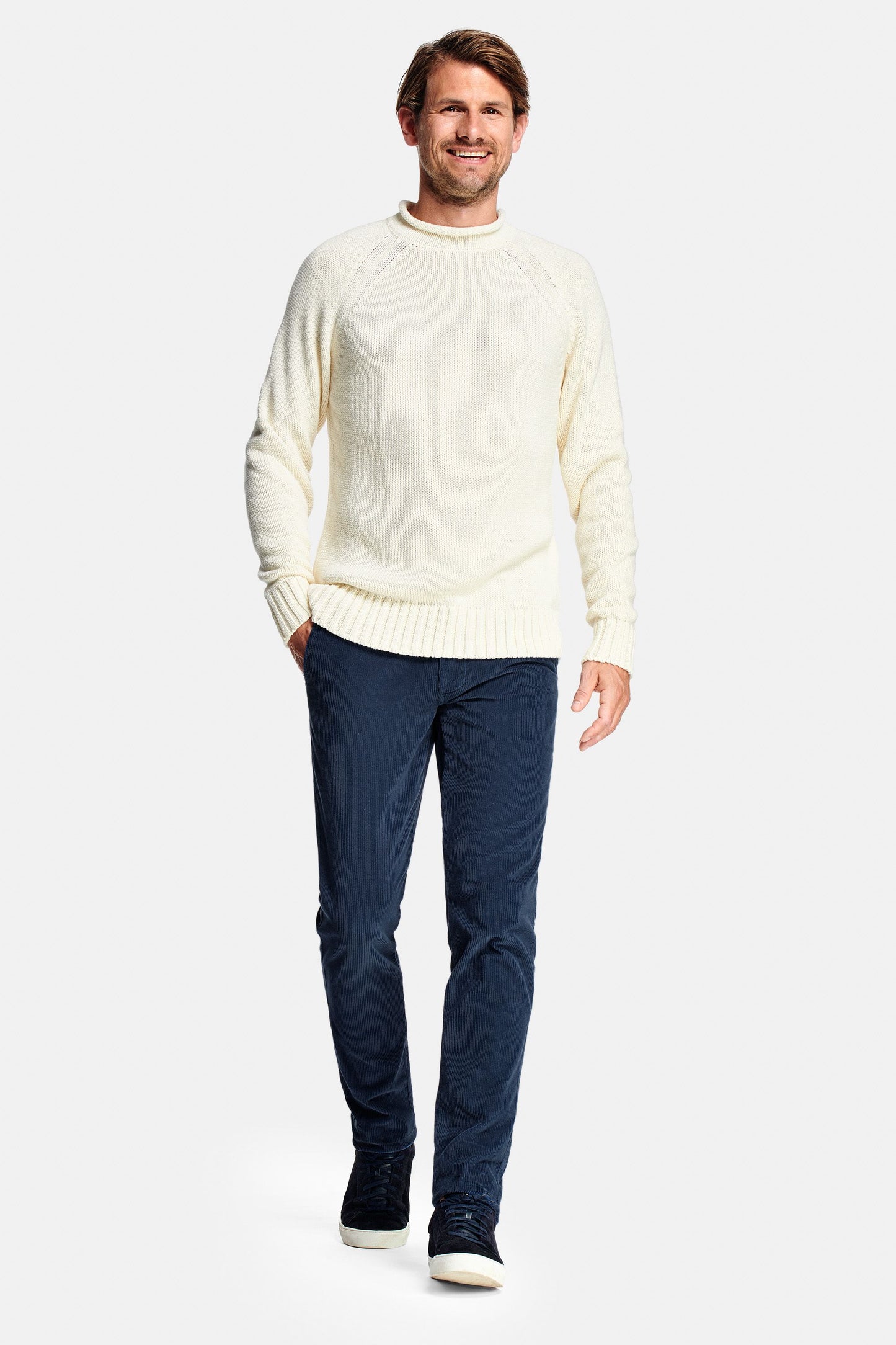 NOBEL Donkerblauwe Corduroy Broek voor Mannen met ribbelstructuur, elastische tailleband, rits- en knoopsluiting, en functionele achterzakken met magneetsluiting.