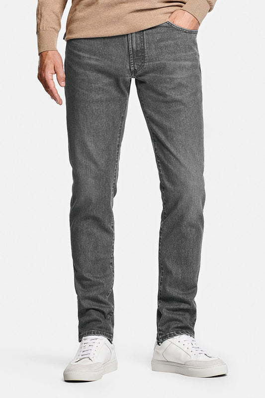 NOBEL Mid Grey Modern Slim Tapered Fit Denim voor heren - Duurzame jeans gemaakt van biologisch en gerecycled katoen, met een moderne tapered fit en premium details.