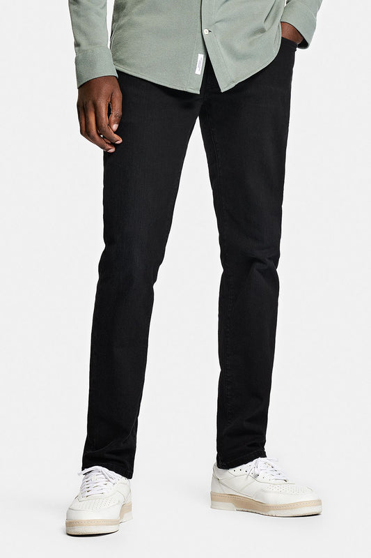 NOBEL Premium Zwarte Stretch Denim Jeans in een slanke, tapered fit, gemaakt van biologisch en gerecycled katoen, met ritssluiting, knoopsluiting en een klassieke muntzak.