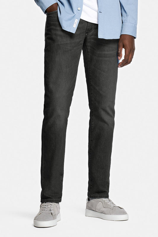 Nobel Donkergrijze Moderne Denim Slim Fit Jeans voor mannen, met een slanke pasvorm en duurzame materialen, perfect voor elke gelegenheid.