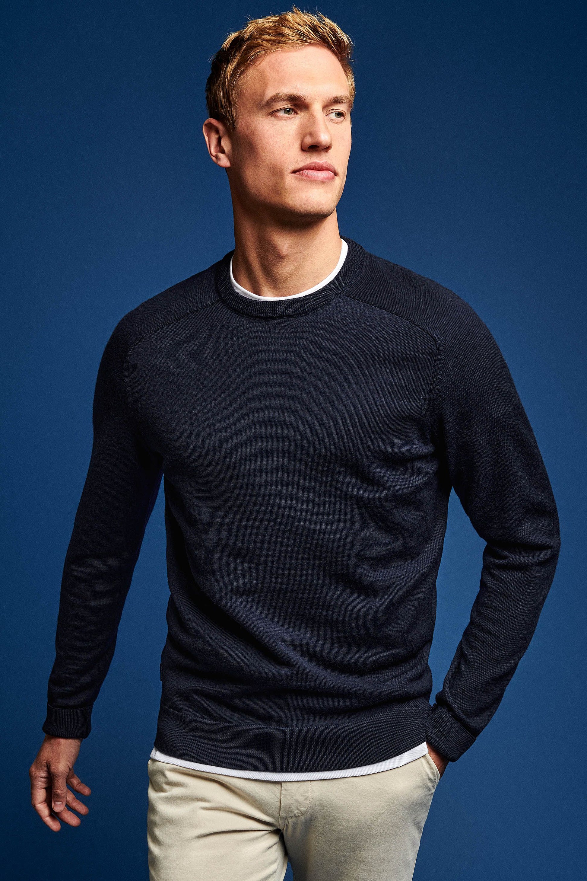 NOBLE Black & Blue Merino Wool Sweater for Men - Luxe trui van Merino wol, ademende en ultrazachte gebreide herenkleding, perfect voor business casual en smart casual outfits. Rimpelloos, stijlvol en tijdloos ontwerp voor alle seizoenen.